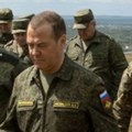 Medvedev: Uskoro neće imati ko da ratuje za Ukrajinu jer svi beže iz nje