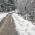 Na putevima mokro, sneg i poledica