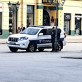 FOTO: Policajci s dugim cevima raspoređeni u blizini važnijih objekata u Novom Sadu