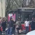 Incident na liniji 27: Pretio vozaču i pljuvao ga, a kad je izašao nastavio da divlja i šutira autobus (video)