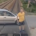 Beograđanin zaustavio auto nasred pruge, pa stao pred voz: Ljudi gledaju snimak i ne veruju šta se dešava (video)