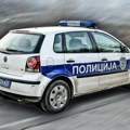 Patrola naišla na grupu mladića, oni napravili haos: Prevrnuli policijski auto i porazbijali stakla, bizaran incident u…