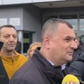 "Cilj im je da nas uplaše" Poslanik Danijel Jošić puštao "Svilen konac" ispred Suda BiH, reagovala policija