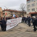 Opozicija i građani u Leskovcu ispred pozorišta skandiraju “Vučiću odlazi”, policiju pitaju koga štiti, najemotivniji trenutak…