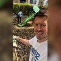 (Video) Nikola kopa dvorište, a bojana pije rakiju: Rokvić sa ašovom u ruci, jedva dolazi do daha: Njegova žena nazdravlja…