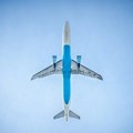 Putnik tokom leta pokušao da otvori vrata aviona