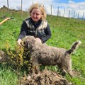 Ruskinja, profesorka muzičkog, živi sama na Kamenoj Gori i gaji koze: Irina menjala grad za srpsko selo (foto)