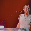Koldplejeva "kiss kamera" razotkrila aferu tajkuna: Pokušao da pobegne iz kadra (VIDEO)