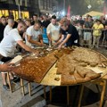 Leskovac ponovo oborio rekord: džinovska pljeskavica teška 90 kilograma na 35. Roštiljijadi