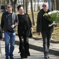 Jedina pevačica koja je došla na pomen Marini Tucaković Poljubila njen grob i položila cveće, muk na groblju