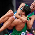 Postao šampion sveta, pa se slomio: Ležao ispred cilja i plakao, drugi takmičar ga nosio u naručju