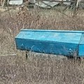 Mrtvački sanduk, i to plav, ostavljen usred njive u Gamzigradu: Meštani sležu ramenima, možda je opomena