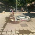 Fontana puštena, ali polomljena pa voda lije na sve strane