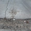 Nišlije iz Babičkog odreda tvrde da udarna rupa u ulici „slavi“ prvi rođendan i traže reakciju nadležnih