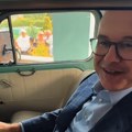 (Video) "to je neprevaziđen auto": Miloš Vučević u Kragujevcu seo u "fiću", prisetio se mladalačkih dana