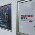 Rušenje kulta ličnosti: Građani skidaju Vučićeve portrete i banere SNS-a