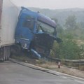 Kamion probio zaštitnu ogradu: Za dlaku izbegnuta tragedija na mostu od Leskovca ka Grdelici