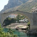 Objavljen snimak rušenja Starog mosta u Mostaru: HVO gađala i kule Taru i Halebiju
