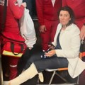 Милена Васић са ногом у гипсу, око ње хитна помоћ: Глумица у колицима, огласила се након повреде на сцени