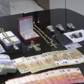 Pare, satovi, nakit, pištolj, čak I katana... Evo šta je policija pronašla prilikom pretresa 16 lokacija: 15 osoba…