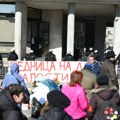 Skupština Novog Sada danas o budžetu, studenti u blokadi noćas pokušali da blokiraju zgradu