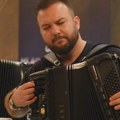 „Nemamo dobrih novih pesama, pa pevači moraju da oživljavaju stare“: Borko Radivojević o karijeri, kolegama i snimanju covera…