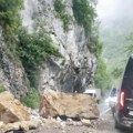Drama na magistrali kod Prijepolja, odroni paralisali put: "Samo što nismo udarili u stenu, sve se desilo u sekundi" (foto)…