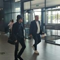 (Foto, video) Zdravko Čolić zakamufliran u javnosti: Pevač stavio crni kačket i sunčane naočare, pa skrivao pogled od…