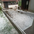 Jako nevreme praćeno gradom zahvatilo Topolu, u Aranđelovcu pao krov sa zgrade