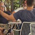 (Paparaco) Srđan Đoković u društvu muža naše pevačice: Uhvatilo smo Novakovog oca u Budvi, evo kako provodi vreme na…
