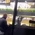 Brutalan obračun u lokalu brze hrane u Užicu: Ljudi beže u panici, muškarac oštrim predmetom napao goste - ima povređenih!…