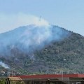 Požar na Vršačkom bregu, gašenje otežava jak vetar