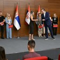 Vučić uručio ugovore zdravstvenim radnicima koji se vraćaju iz dijaspore (video)