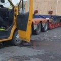 Ima povređenih: Kamioni skoro zgnječili minibus u kom su bila deca (video)