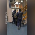 (Video) Policajci u punoj ih dovode u pritvor Saslušani osumnjičeni za ubistvo Aleksandra kod Sombora: Nađen mrtav, vezan…