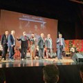 „Velikani nikada ne umiru“: Prepuna sala Doma kulture u Prijepolju pevala u čast Safeta Isovića