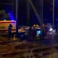 Teška saobraćajka na Pančevcu: Taksista se zakucao u banderu, vatrogasci sekli auto da ga spasu