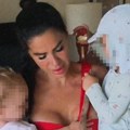 Žena Ljube Perućice u crvenom bikiniju drži ćerki i sina u naručju Poručuju joj da je super mama i da je prava bomba: Pokazala…