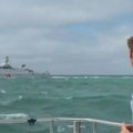 (Video) Ministar davao intervju, a onda je ratni brod iza njega počeo da puca! Drama u Lamanšu, ispaljeno 17 hitaca, političar…