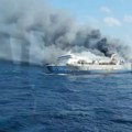 (Фото) Несрећа у Индонезији: Пет особа погинуло, 41 нестала након пожара на трајекту