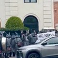 "You shall not pass" (Nećeš proći) Demonstranti obučeni u Gandalfa protestovali ispred kuće jednog od najmoćnijih ljudi na…