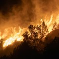Dim se širi Dalmacijom, veliki požar besni u BiH. Građani u strahu, obala i ostrva osvanuli pod gustom izmaglicom