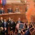 Haos i dimne bombe u parlamentu Albanije (video)