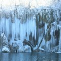 Zimska bajka iz komšiluka oduševila Balkan! Slike zaleđenih vodopada izgledaju kao da nisu s ove planete i ljudi ne mogu da…