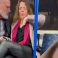 Otkopčala je bluzu, a onda su se svi putnici zgrozili! Svi gledaju skandalozni snimak iz voza, odakle im smelosti?!