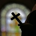 Свештеник "чудом" преживео покушај убиства усред цркве: Гледао је право у цев пиштоља када је нападач повукао окидач