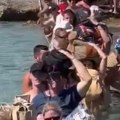 Kakav šok u Grčkoj: Turisti morali da plivaju od obale do trajekta! Stvari i torbe držali iznad glava! (video)