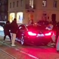 Navijači Srbije šutirali BMW u Cirihu: Čulo se "Izvadi ga, bre", policija uhapsila vozača!