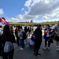 Studenti i građani pošli pešice i biciklama do Gadžinog Hana u znak podrške prosvetarima