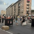 Blokirane ulice u centru Niša – građani prelazili pešački ukrug, pa postavili kontejnere